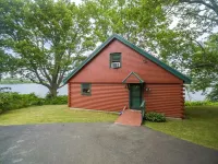 Bay-View. Waterfront Log cabin on the bay. Pet Friendly.