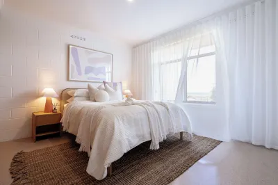 Cosy, fully-renovated apartment with ocean views and 1-minute walk to the beach 웨스트 비치 주변 호텔