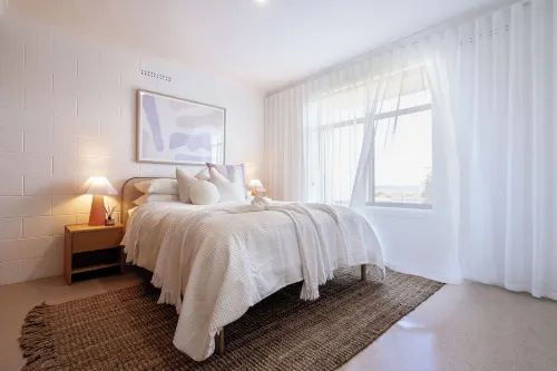 Cosy, fully-renovated apartment with ocean views and 1-minute walk to the beach