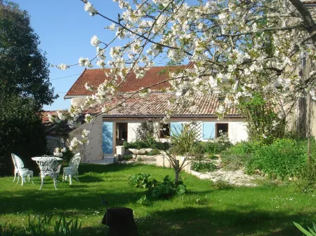 Cottage 4 people with private garden in village Saintongeais estuary 5 km