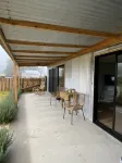 Q1 on Crestview, Adorable 1 Bedroom Farm Stay Cabin - บังกะโล