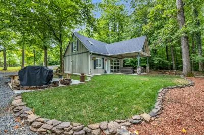 LUXURY Barn Chalet.  2 bedrooms, firepit, BBQ, loft, trails, ponds, park Hotels near Publix Super Market at Mouse Creek