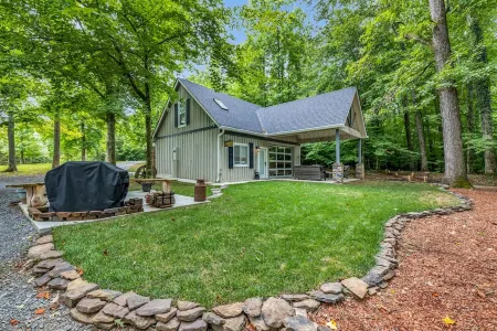 LUXURY Barn Chalet.  2 bedrooms, firepit, BBQ, loft, trails, ponds, park