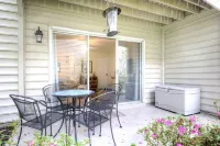 Fall Deals! Ground Floor-Close to Beach Village Pier Restaurants. Dog Friendly!