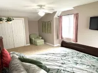 Huge waterfront lake house on Manitou- perfect year round retreat, sleeps 10 Hotels in Rochester