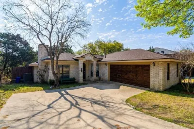 The Corniest Property in Texas ♥ 4 BR ♥ 1/4 Acre ♥ Hotels near Treehouse
