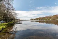 Wholesome Lakefront Home! - Close to Kalahari-Camelback Sleeps 12