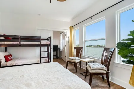 Amazing Waterfront Views of Kemah Boardwalk 3B3B Отели в г. Сибрук