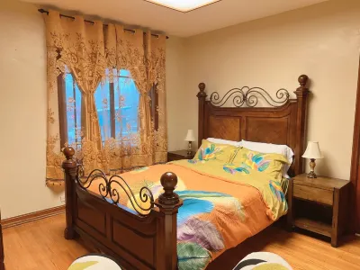 Beautiful Well Preserved Historical 2 bedroom House. 1112B Hotel dekat Iron Mountain Hot Springs