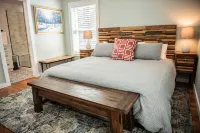 Luxury Modern Lake Home  - Dogs Welcome - Sleeps 12 Hotels in Strafford County