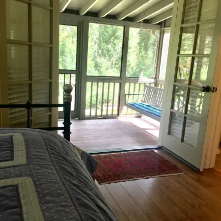Charming Creekside Cottage! Relax in nature yet only a short walk to town!