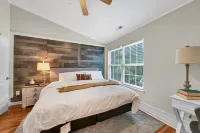 Stylish 2-Bed townhouse Hotels near rue21