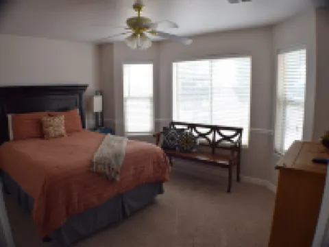 Spacious home with panoramic views of Zion National Park! Come & visit! 維爾京酒店