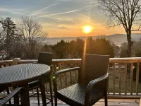 Fall Colors Peaking! Mountain View, Deck, Sunroom, Wood Fireplace, Dogs Welcome! Hotel a Blue Ridge