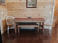 Twin Oaks: Close to Town! Mtn Views! Hot Tub! - 3-Star