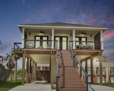 No Agenda!  Beautiful bay views. It's time to relax and have fun. Hotels in Seabrook