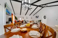 Sleeps 17/Private Beach & Heated pool /mins to Downtown /Buccs /Bush Gardens/Zoo Hotels in Egypt Lake-Leto