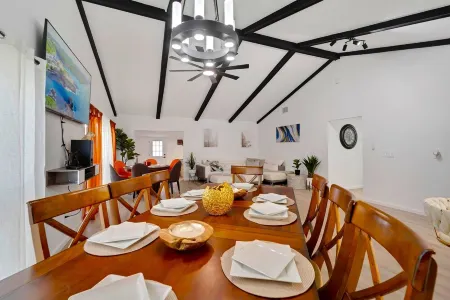 Sleeps 17/Private Beach & Heated pool /mins to Downtown /Buccs /Bush Gardens/Zoo