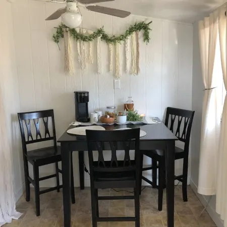 Tiny casita in beautiful Uvalde, 20 minutes from Frio River Отели в г. Ювалде