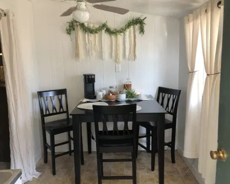 Tiny casita in beautiful Uvalde, 20 minutes from Frio River Hotels in Uvalde