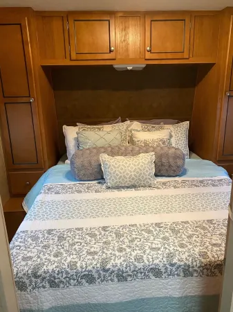 RV 1 of 2 on Canal and 1/2 mi from Beach (Private Lot) Отели рядом с достопримечательностью «Crystal Beach Spot»