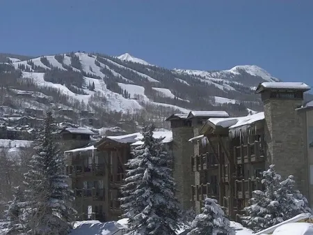 Newly Remodeled Ski-In, Ski-Out To Lift About 100 Yards From Unit.