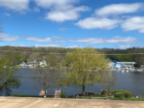 On the Fox/River access/Kayaks/Deck with lounging and dining/Free Parking Hotels in Algonquin