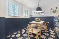 Stylish Downtown Cottage, Walk Everywhere