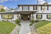 Paradise Escape: Luxe Pool 7BR Villa -10 Min to Beach & DT - 3900ft2 -PickelBall