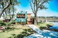 Cozy waterfront bamboo retreat, perfect for fishermen or outdoor enthusiasts 레이크 로드 와이너리 주변 호텔