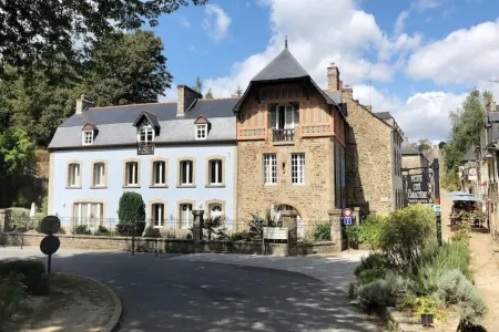 Brandily - Dinan, Brittany,  Riverside Apartment for Two Отели в г. Леон