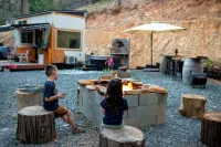 Tiny house Glamping in the mountains 🌻 Walk to private lake!