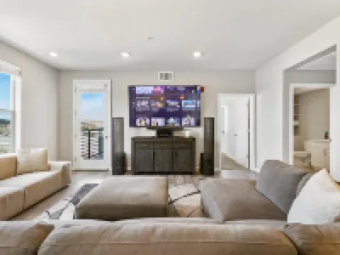 Lakefront Condo w/ Jacuzzi, Rooftop near  Mall, Casino, Theater w/ City Views
