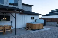 Modern mountain view house w/ private hot tub!