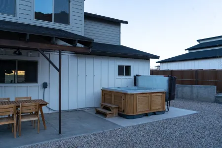 Modern mountain view house w/ private hot tub!