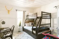 Toasty Marshmallow Cabin: 3b/2b Ideal Layout. Pets Ok. Spa. Games & Poker Table