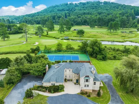 Golf Course Getaway: Pickleball/Tennis/Pool/Hot Tub/Fire Pit