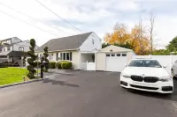 A Modern Getaway Perfect for Families & Business 딕스 힐스 호텔