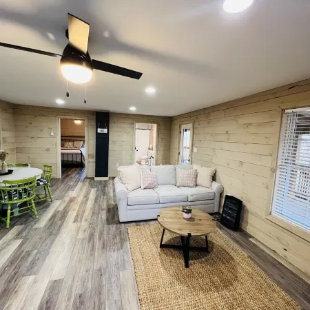 Peaceful Cozy Cabin 10 minutes from Historic downtown Madison