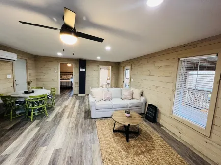 Peaceful Cozy Cabin 10 minutes from Historic downtown Madison Отели в г. Мэдисон