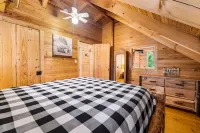 Log Cabin near UTK, FP, Hot tub, Arcade, Fishing, Trails, Wildlife, Pets OK