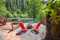 'RIVER HAVEN' is a serene riverside cabin on the Rogue River Hotels near Citadel Rd