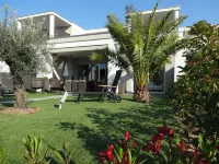 Gorgeous contemporary villa with a great view - located in front of Saint-Tropez