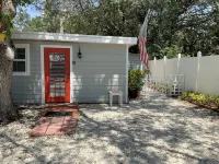 Beautiful Detached Remodeled Cottage Studio/ Downtown Palm Harbor.NON FLOOD Zone Hotels in Palm Harbor