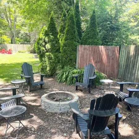 2 bed/1 bath, 1.5 blocks to beach/town, dog friendly