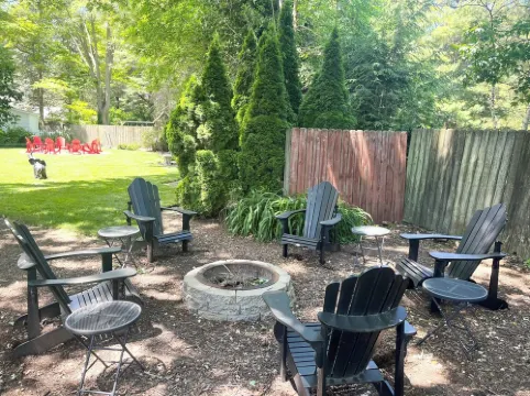 2 bed/1 bath, 1.5 blocks to beach/town, dog friendly