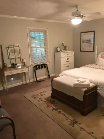 Entire house, Country Setting, Carrollton, near I-20 Отели в г. Кэррол