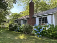 Newly Renovated Cottage with views of Barter's Creek Kittery Dance Hall附近的飯店