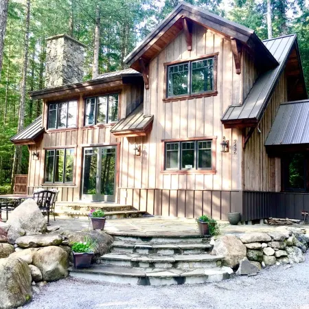 Knotty Lodge – Rustic Charm + Modern Comfort Near Mt. Baker, Hot Tub, WiFi