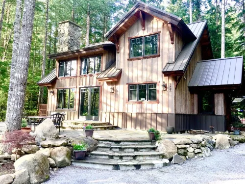 Knotty Lodge – Rustic Charm + Modern Comfort Near Mt. Baker, Hot Tub, WiFi - Homestays